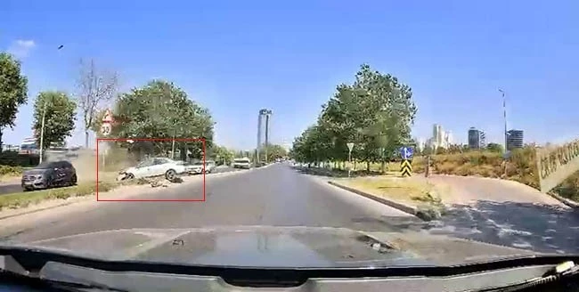 Direksiyon hakimiyetini kaybeden sürücü refüje çıkarak durabildi
