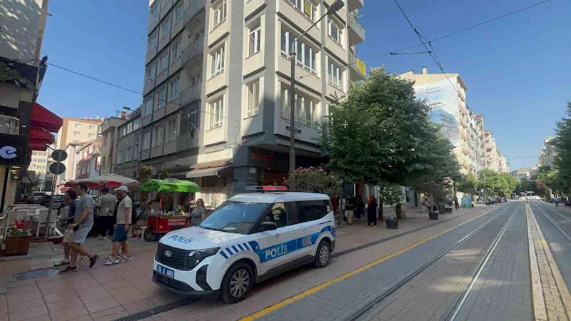 Emekli doktor evinde ölü bulundu

