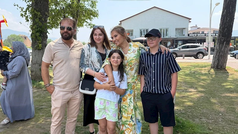 Demet Akalın’dan minik hayranına jest

