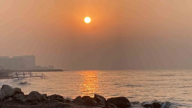 Akdeniz’de gün doğumuyla oluşan yakamoz mest etti
