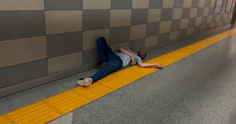 Metro istasyonunda sızıp kaldı;