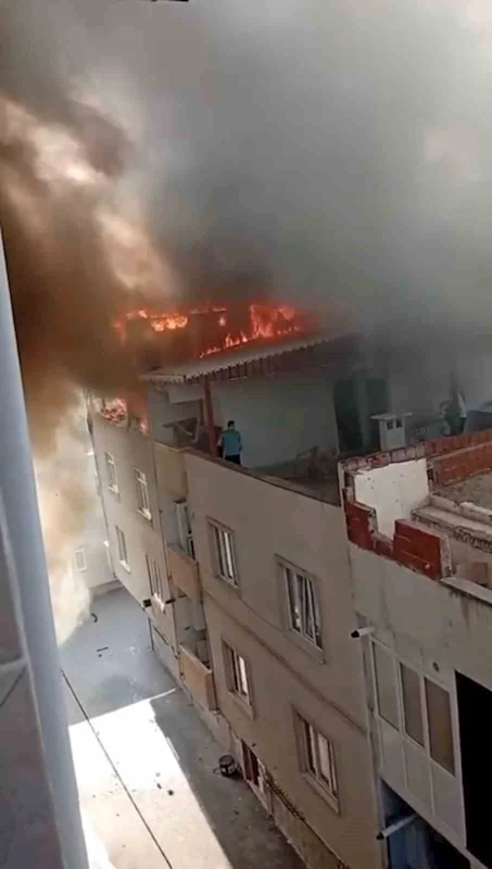 Bursa’da 3 katlı binanın çatı katı alev alev yandı

