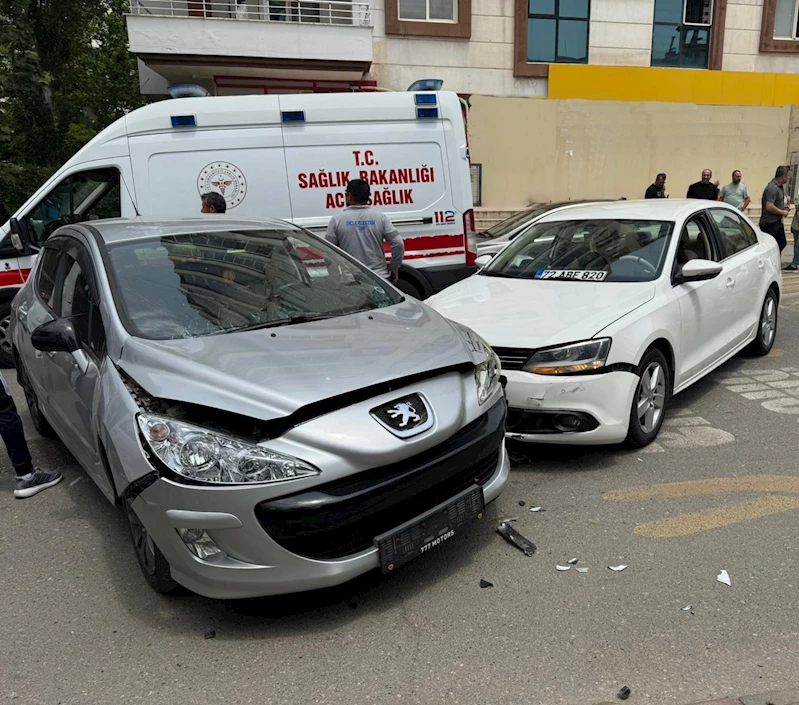 Batman’da iki otomobil çarpıştı: 3 yaralı
