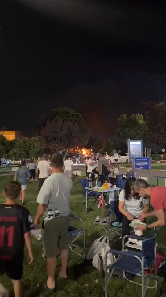 Özdilek Park’ta yükselen alevler, serinlemek için gelenlerin tadını kaçırdı
