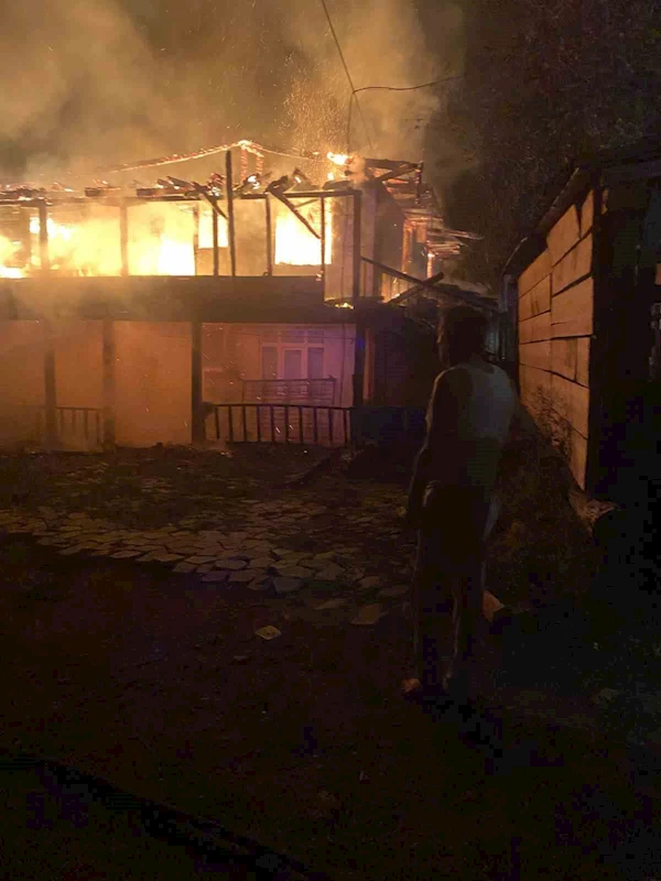 Kastamonu’da alevlere teslim olan ev küle döndü
