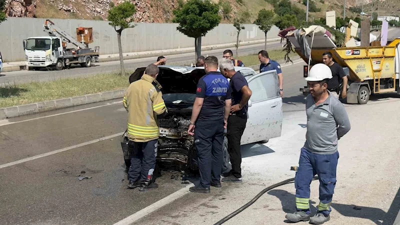Tokat’ta otomobil elektrik direğine çarpıp karşı şeride geçti: 3 yaralı
