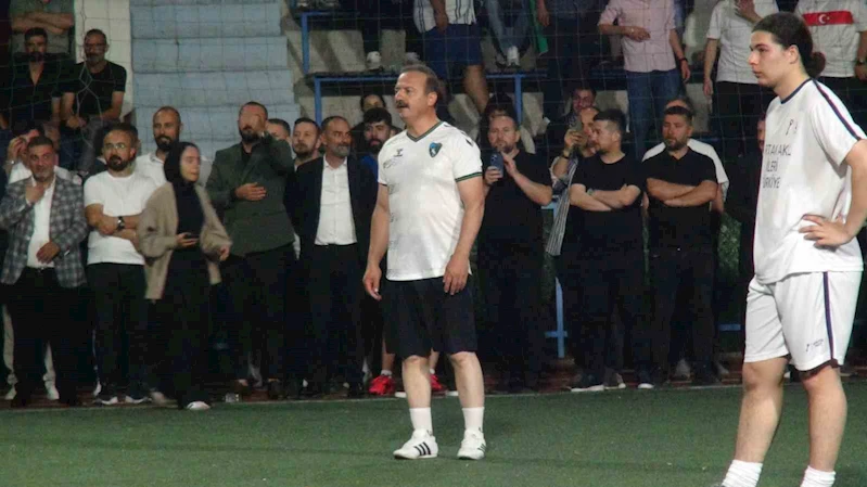 Ağıralioğlu, halı sahada maç yaptı, ortaya renkli görüntüler çıktı
