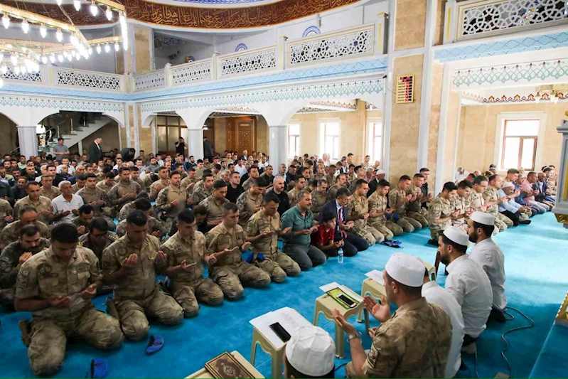 Hakkari Ulu Cami’de şehitler için dualar yükseldi

