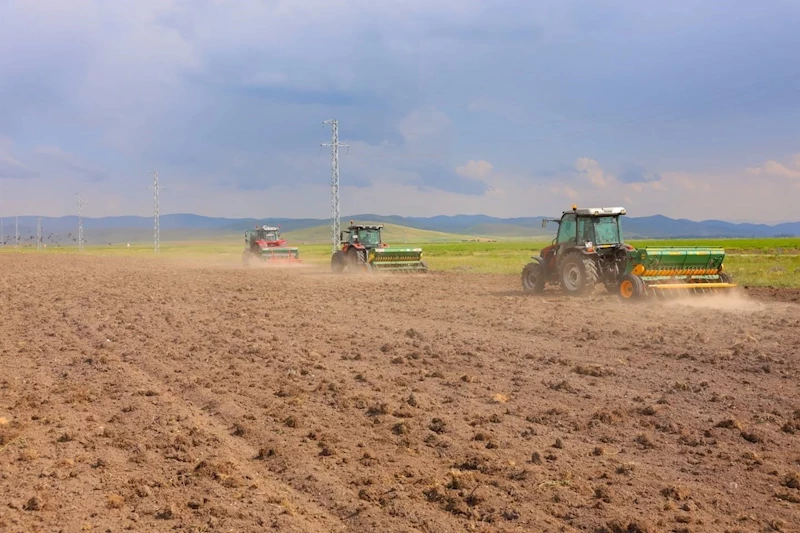 Bayburt’ta 300 dekar mera alanında ekim ve gübreleme çalışması yapıldı
