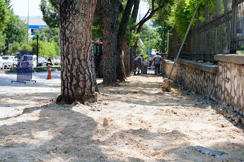 Özer Türk Caddesi’nde kaldırım yenileme çalışmaları başladı
