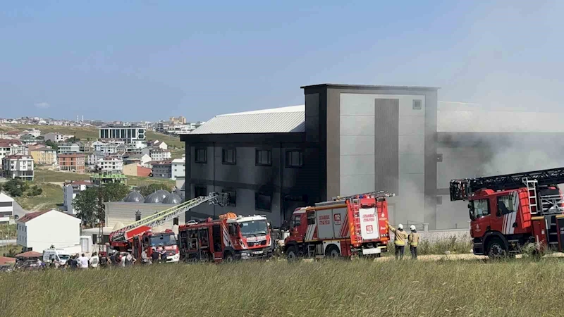 Arnavutköy’deki terlik fabrikasında çıkan yangın söndürüldü
