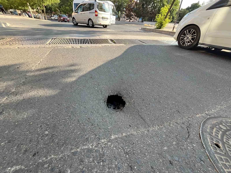 Çorlu’da çukura düşen araç hasar gördü
