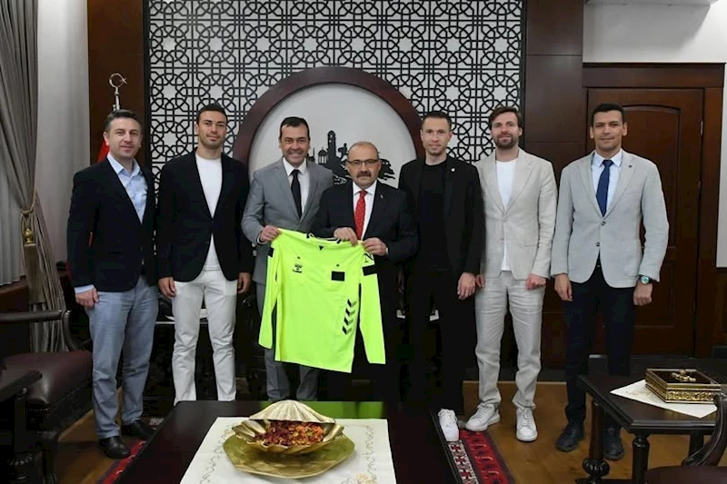 Balıkesirli Süper Lig hakemleri ve gözlemciler Vali Ustaoğlu’nu ziyaret etti
