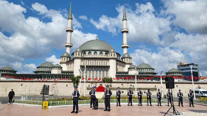 Jandarma Genel Komutanlığı’nın 186’ncı yıldönümünde Taksim Cumhuriyet Anıtı’na çelenk bırakıldı
