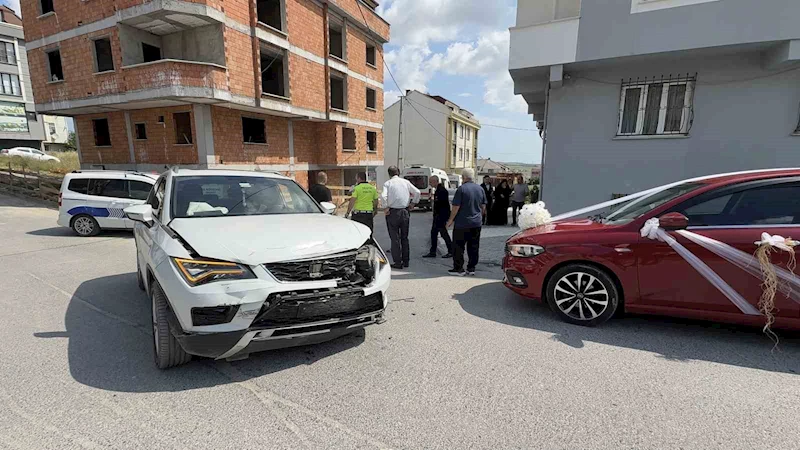 Düğün konvoyu kazaya karıştı, bir otomobil bina boşluğuna düştü
