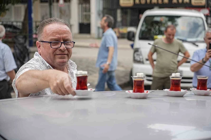 50 metre uzaklıktaki çay ocağından aldığı çayları otomobiliyle taşıyor
