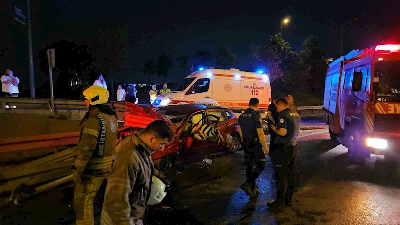 Bayrampaşa’da kontrolden çıkan otomobil bariyerlere saplandı
