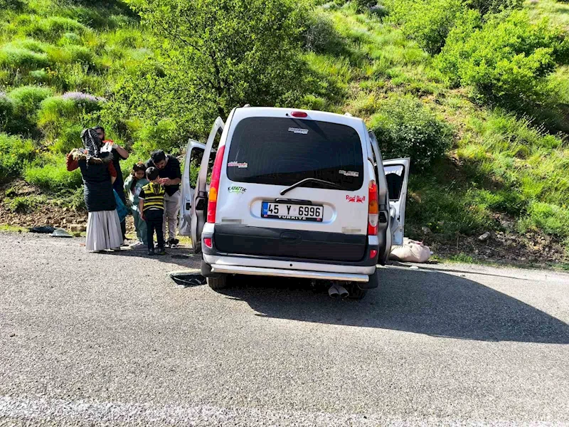 Navigasyonun yanlış yola yönlendirdiği aileyi taşıyan araç kaza yaptı: 5 yaralı
