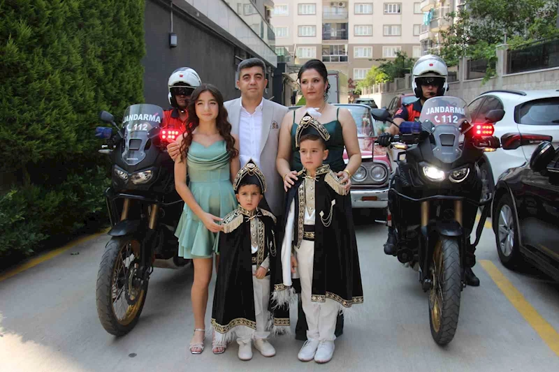 Hem teşkilat gururunu hem baba sevincini bir arada yaşadı
