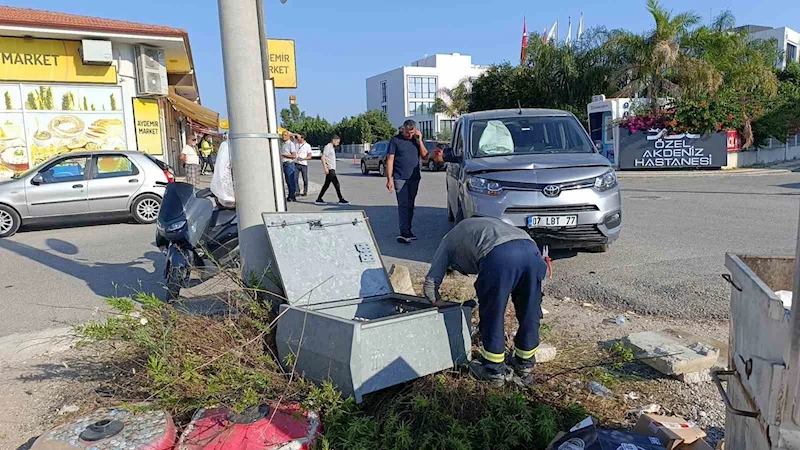 Kaza yapan araçlar elektrik panosu devirdi
