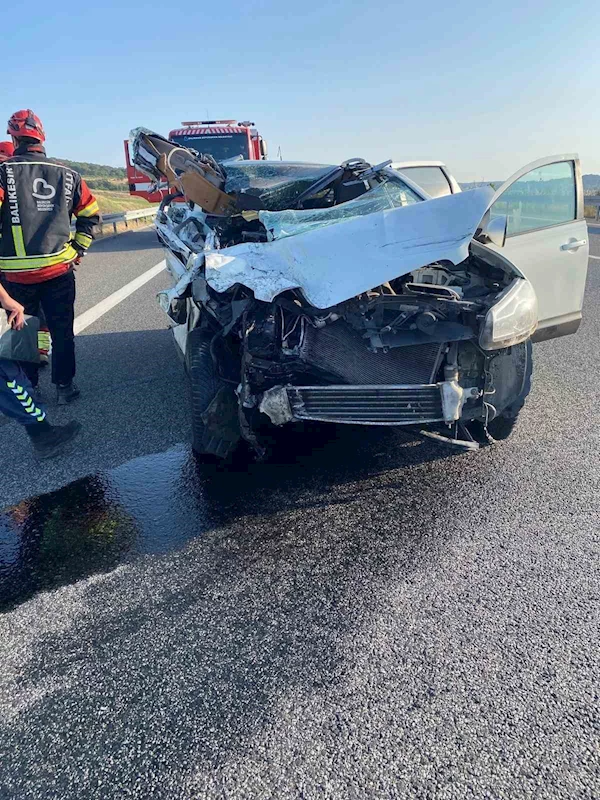 Balıkesir’de otomobil, tır ile çarpıştı :2 ölü, 2 yaralı
