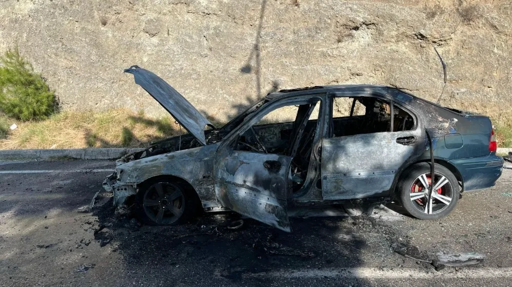 20 gün önce satın aldığı otomobil alev alev yandı