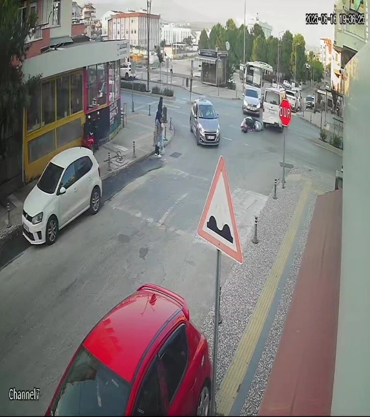 Önüne çıkan araca çarpmamak için motosikletini devirdi: 1 yaralı
