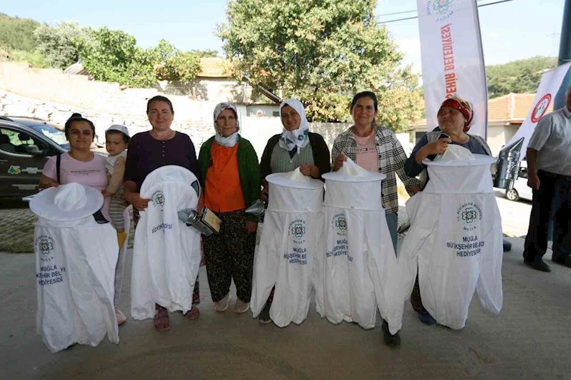 Muğla Büyükşehir’den arıcılara maske desteği
