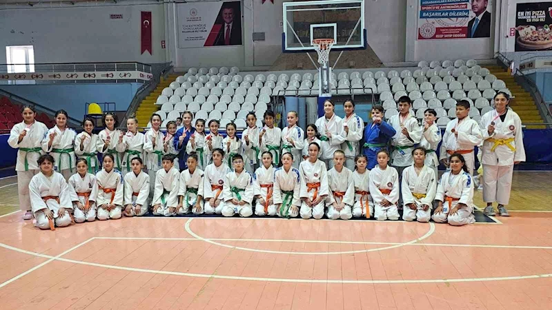 Salihlili minik judocular madalyaya doymuyor
