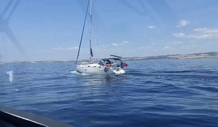 Gelibolu açıklarında rotası İtalya olan yelkenli teknede 51 kaçak göçmen ile 2 göçmen kaçakçısı şüphelisi yakalandı
