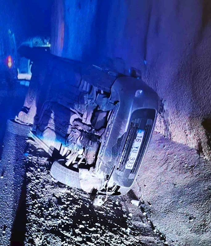 Bursa’da kontrolden çıkan otomobil devrildi
