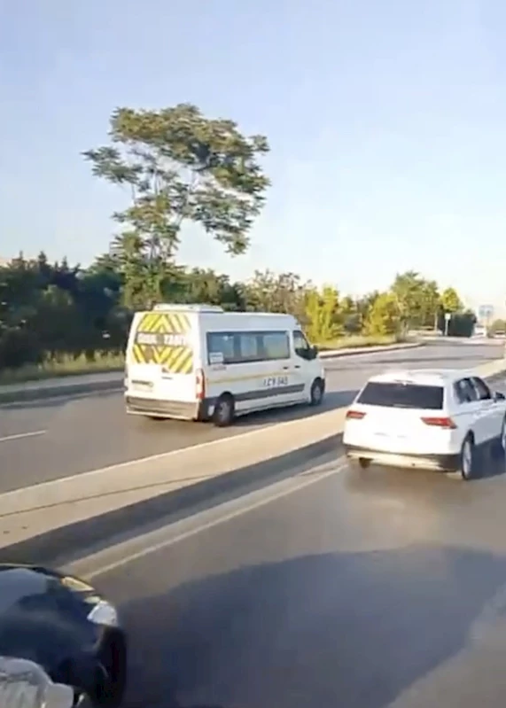 Başakşehir’de ters yönde ilerleyen araçlar trafikte tehlike saçtı
