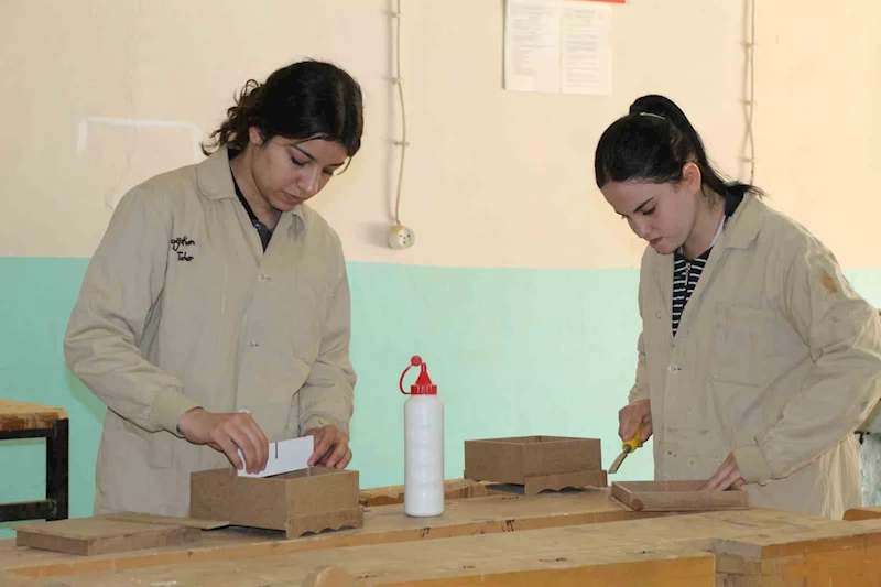 Geleceklerini şekillendiren genç kızlar erkeklerin mesleğine göz dikti
