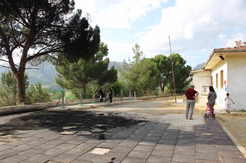 Amasya’da çocuk parkı alev alev yandı
