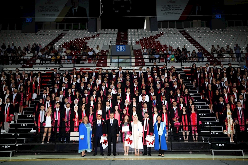 AÜ’de 289 hekim coşkuyla mezun oldu
