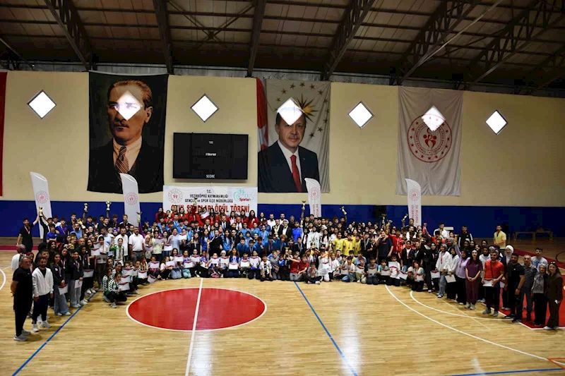Okul sporlarında dereceye giren 452 öğrenciye ödül
