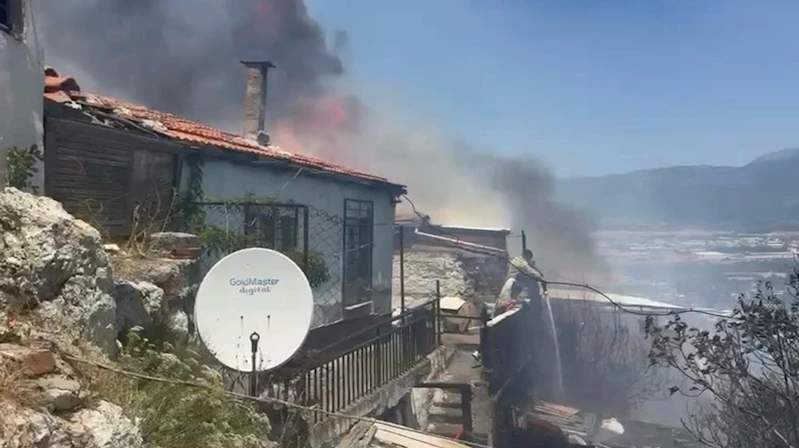 İzmir’de bahçede çıkan yangın eve ve depoya sıçradı
