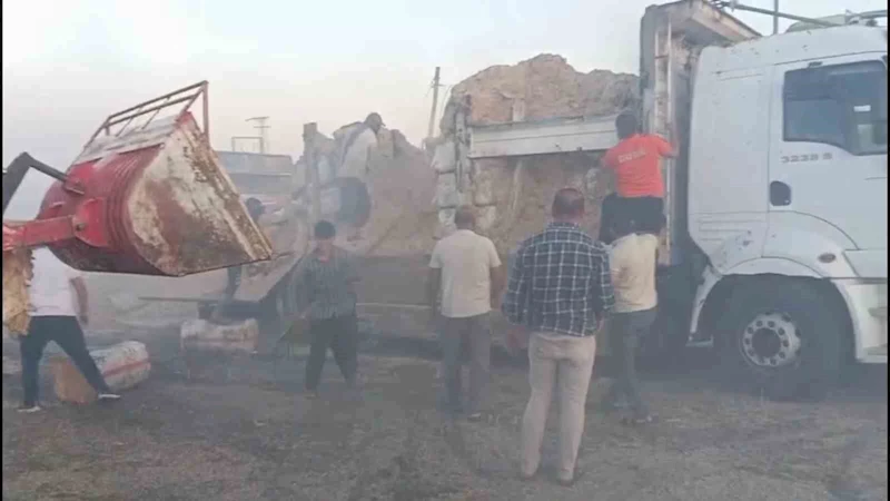 Diyarbakır’da kamyondaki saman balyaları yandı
