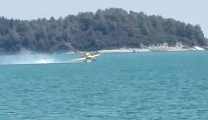 Adana’da uçağın suya düşme anı kamerada
