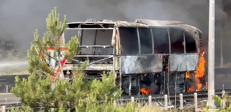 TEM’de yolcu otobüsü alev alev yandı: Yol trafiğe kapandı

