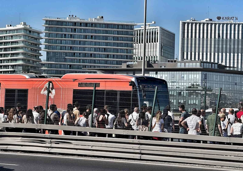 Küçükçekmece’de metrobüste yangın paniği
