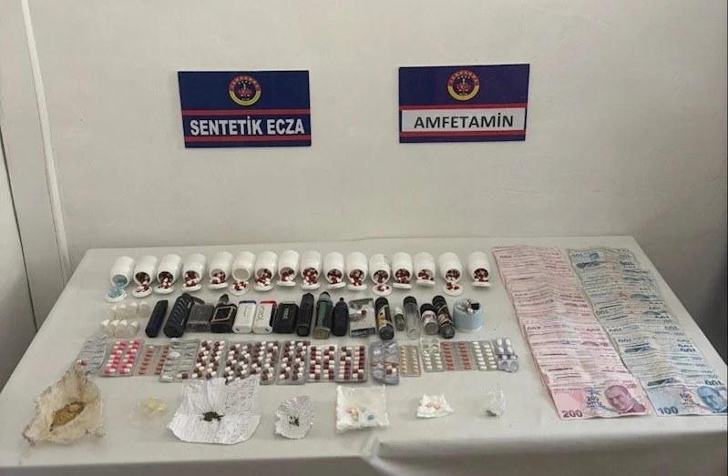 Uyuşturucu operasyonunda yüklü miktarda hap ve nakit para ele geçirildi
