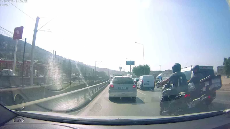 ’Yoğun trafikten kaçayım’ diyen iki motosikletli böyle çarpıştı

