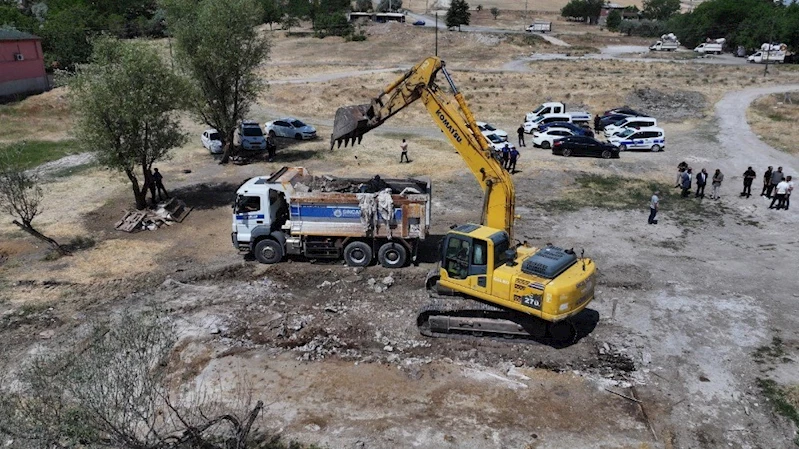 Sincan’da kaçak yapılar belediye ekiplerince yıkıldı
