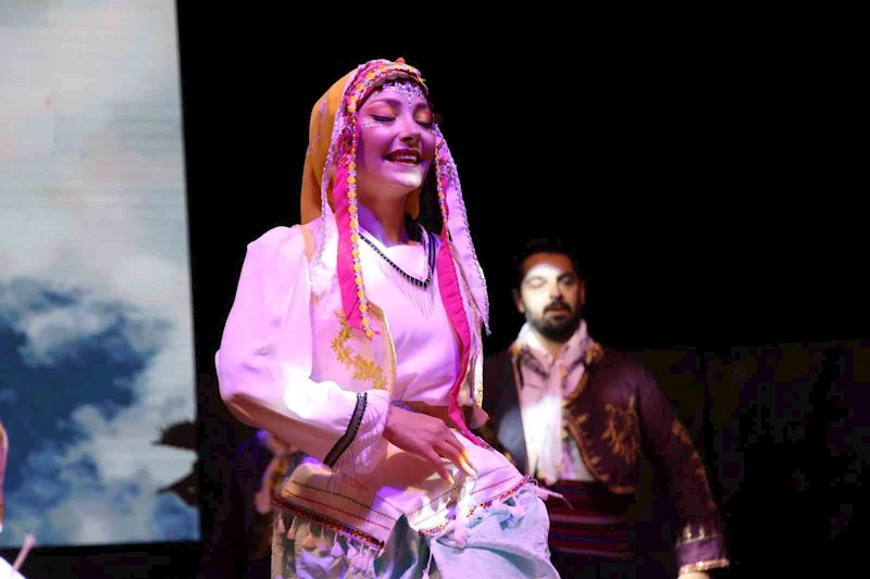 Uşak Maarif Halk Dansları Topluluğu sanatseverlerle buluştu
