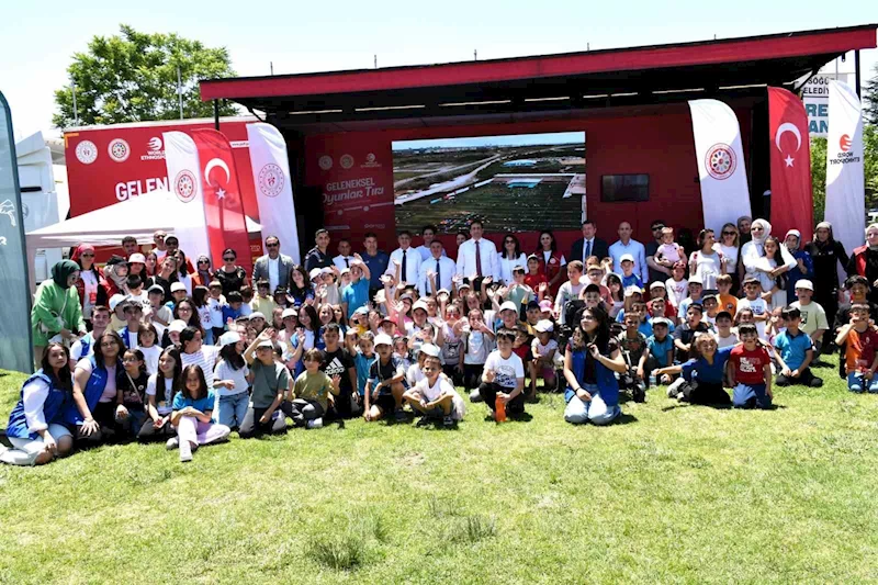 ‘Geleneksel Oyun Tırı’ Söğüt’te çocuklarla buluştu
