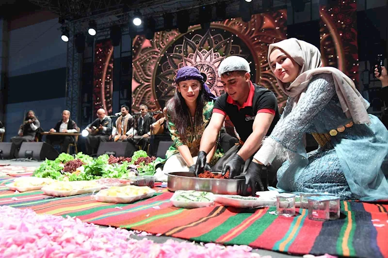 Urfa’nın siyah gülü ile Isparta’nın pembe gülü buluştu
