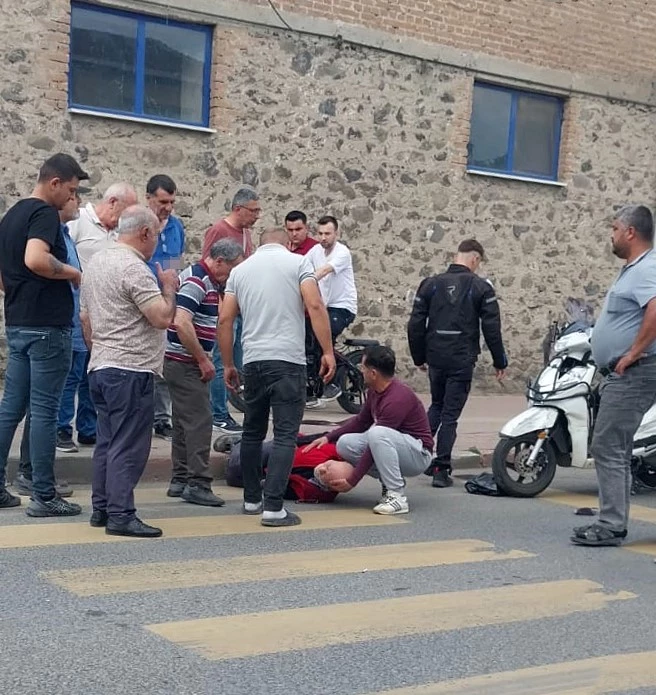 Motosikletli sürücü yayaya çarptı: O anlar kamerada
