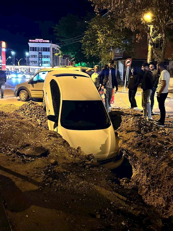 Ankara’da otomobil altyapı çalışmaları için açılan çukura düştü
