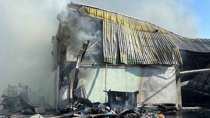 Adana’da geri dönüşüm fabrikasındaki yangın kontrol altına alındı
